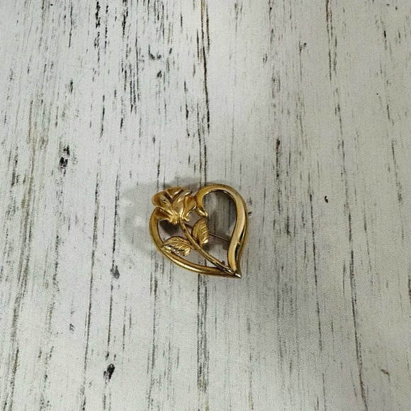 R.D.G. Jewelry - VINTAGE ROSE IN HEART PIN BROOCH GOLD TONE SIGNED R.D.C. PRINCESS DIANA MEMORIAL